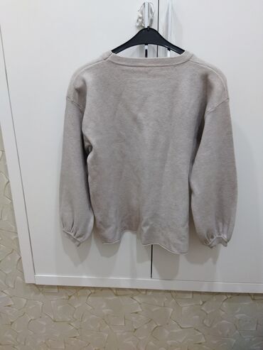 Koftalar, sviterlər: İsti triko sviterlər çox az geyinilib, her biri 7 azn — 6