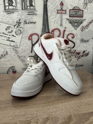 Botinkalar: Ağ rəngli, nike loqosu və üzərində albalı bəzəyi olan idman