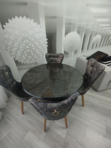 Masa və oturacaq dəstləri: Qonaq otağı üçün, İşlənmiş, Açılmayan, Yumru masa, 4 stul — 5