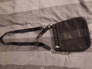 torbica skoro nova: Nova,ženska torbica.Kupljena u CCC. Nije nošena nijednom.Ima dosta