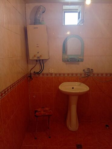 Uzunmüddətli kirayə evlər: Kirayə/icarə üçün iki mərtəbəli həyət evi (giriş və daxili plan) - — 12