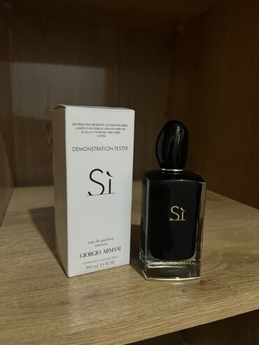 Ətriyyat: Giorgio Armani-dən "Sì Intense" ətri. Qadınlar üçün nəzərdə tutulmuş