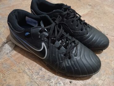 черные кроссовки: Мужская обувь футбольная сороконожка одевали 3 месяца в отличном