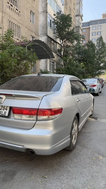 срочно продать машину: Автомобиль Honda inspaer серебристого цвета. Это седан с удобным