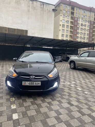 Hyundai: Автомобиль Hyundai Accent, выполненный в черном цвете, представляет