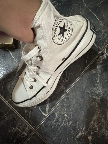 Кроссовки и спортивная обувь: Белые высокие кеды Converse All Star. Классический дизайн с круглым