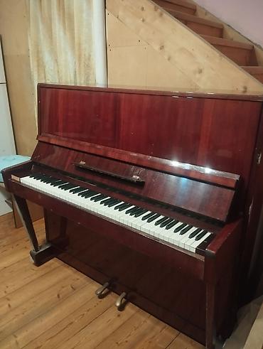 pian: Klassik upright pianino - Korpus: tünd qırmızı/maroğun tonlarında — 1