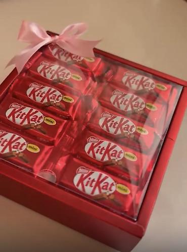 şokoladlı gül buketi: Hədiyyəlik KitKat mini şokolad qutusu - Daxildə fərdi paketlənmiş — 1