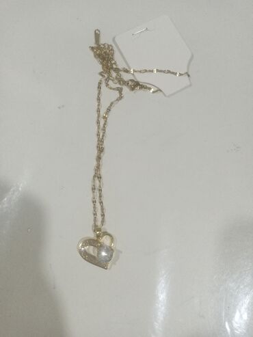 Bijuteriya dəstləri: Zərgərlik dəsti – qızılı rəng aksesuarlar Tərkib: - Boyunbağı 1: incə — 15