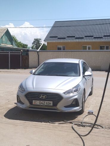 Hyundai: Автомобиль Hyundai Sonata серебристого цвета. Этот седан предлагает