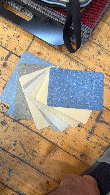 Süni güllər: Müxtəlif rənglərdə və teksturalarda mövcud olan döşəmə nümunələrinin — 16