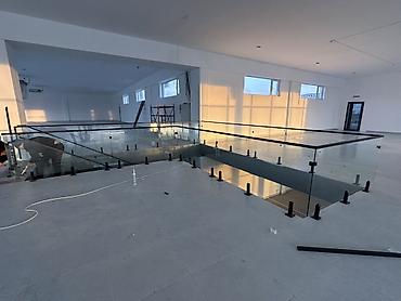 детский парк: На заказ Цельностеклянная перегородка, Монтаж — 2