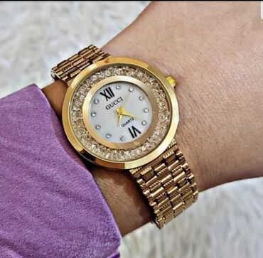 čizme kaubojke ženske: Elegantan Gucci sat sa kristalima u kućištu. Brojčanik je prečnika 35