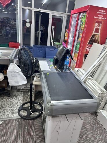 стойка ресепшен: Кассовый прилавок серого цвета с черной лентой транспортера