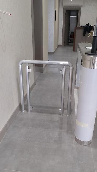 Şüşə qanadlı keçid qapısı – paslanmayan metal karkaslı - Tətbiq at lalafo.az — 1 Şüşə qanadlı keçid qapısı – paslanmayan metal karkaslı - Tətbiq — 1
