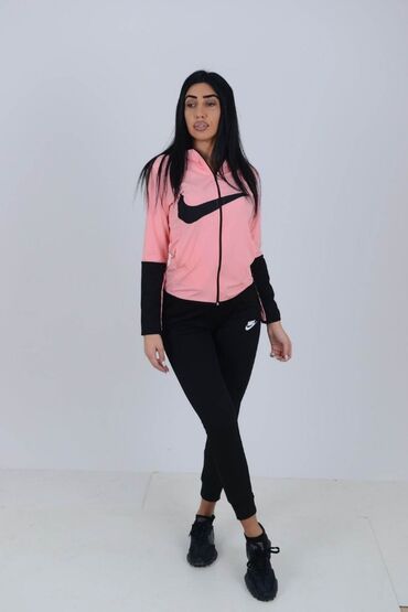 Gornji i donji deo: Cena 2,900
Mokra likra S, M, L, XL
8 boja — 6