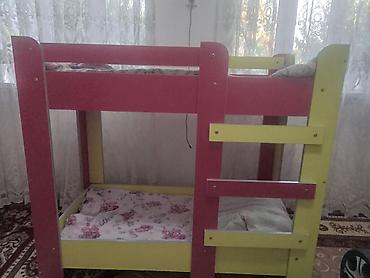 детский кровать для девочек: Двухъярусная детская кровать, Б/у, ЛДСП — 1