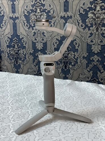 мини фотоаппараты: Стабилизатор для смартфона DJI Osmo Mobile SE. Компактный серый корпус