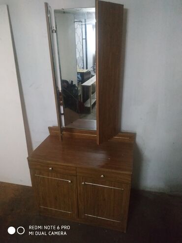 Другая мебель: Продаю зеркало в хорошем состоянии и тумбу для телевизора