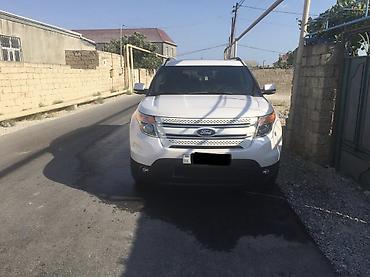 yan guzguler: Ford Explorer Limited – ağ rəngli, 7 yerlik tam ölçülü SUV — 7