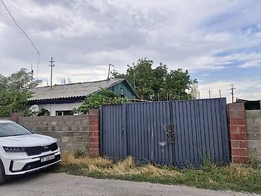 джал мкр: Продаётся пол дома с земельным участком в село Джале. Документы: - — 1