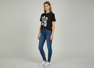 koszulki z kubusiem puchatkiem: Women`s T-shirt, size XS at lalafo.pl koszulki z kubusiem puchatkiem: Women`s T-shirt, size XS