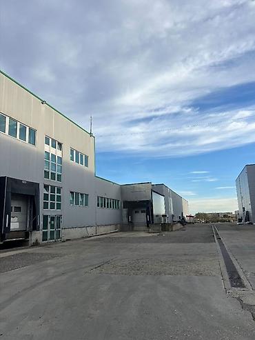 Nekretnine: Izdaje se zgrada 3200m2 . Deljiva na nezavisne celine od 200m2 na — 9