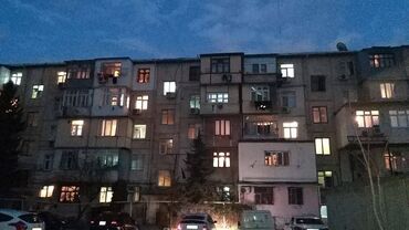 1 комнатная квартира в новостройке: 4cü MKR-da 5 mərtəbəli evin 5ci mərtəbəsində 1 otaqdan 2 otağa