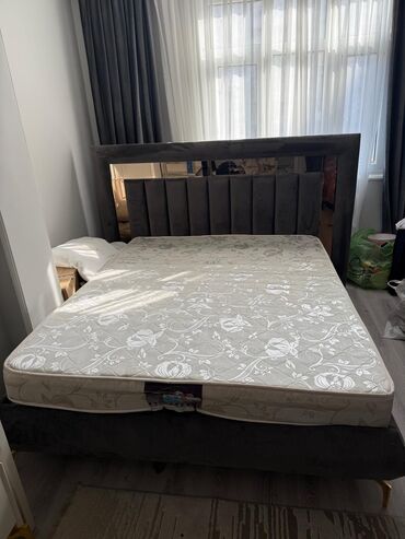 Bayraqlar: Mebel dəsti – yumşaq başlıqlı çarpayı və tualet masa-güzgü - Çarpayı