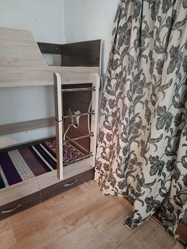 срочно продаётся 1 комнатная квартира в районе ошского рынка по улице кенсуйская: 40 м², 3 комнаты, Подвал, погреб, Забор, огорожен