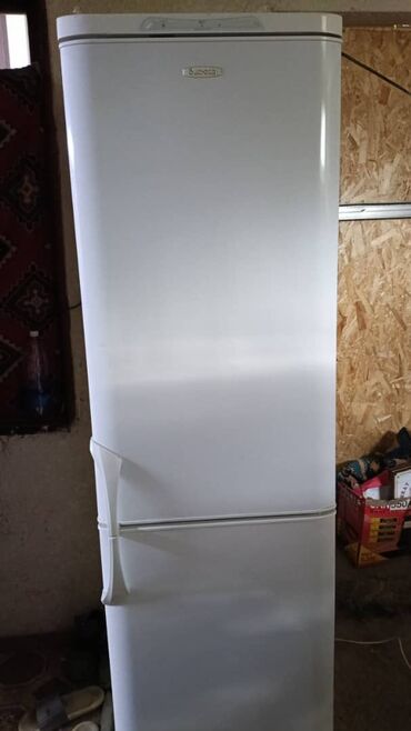 витрина холодильная: Холодильник Biryusa, Б/у, Двухкамерный