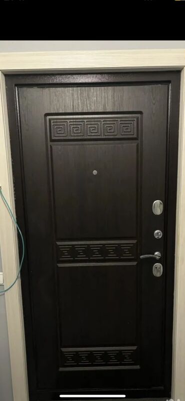 двери двухстворчатые: Входная дверь, Металл, Правосторонний механизм, цвет - Черный, Б/у, Самовывоз