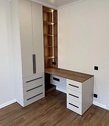 study table: Встроенная модульная мебель для дома: рабочая зона и шкафы - Угловой — 1