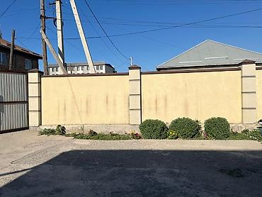 Недвижимость: Продаётся одноэтажный частный дом с благоустроенным двором. - — 3