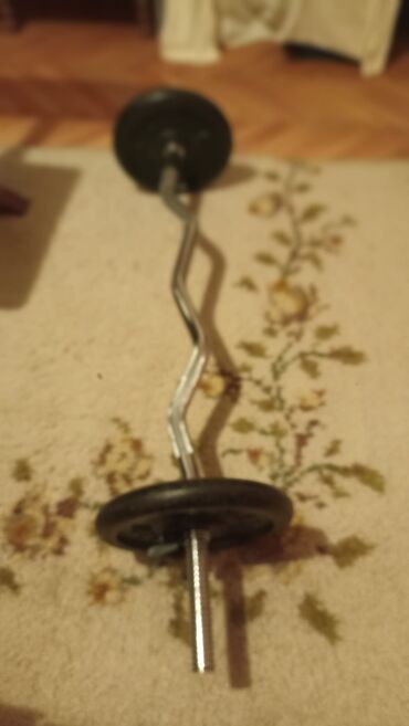 Rekviziti za vežbanje: Višenamenska klupa za vežbanje sa stalkom za šipku i setom tegova. - — 13