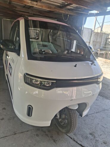 шины r15c: Электрический трехколесный автомобиль, представленный в белом цвете с