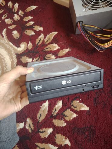 Tulumlar: LG markalı Super Multi funksiyalı daxili DVD yazıcısı. Bu cihaz