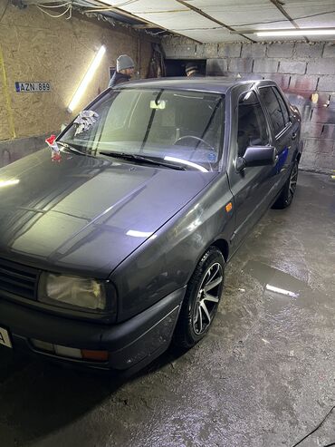 Volkswagen: Volkswagen Vento: 1992 г., 1.8 л, Механика, Бензин, Седан