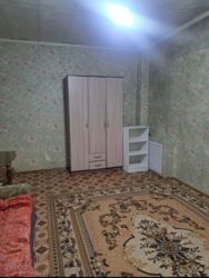 срочно продаётся 1 комнатная квартира в районе ошского рынка по улице молодая гвардия токтогула: 1 комната, 40 м², 105 серия, 3 этаж, Старый ремонт