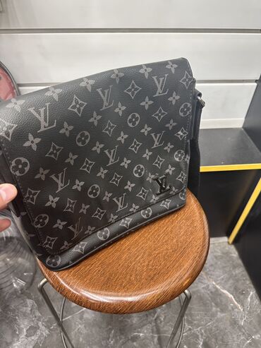 Барсетки: Барсетка, Louis Vuitton, Материал: Искусственная кожа, Множество карманов, Моющийся материал, Регулируемый ремень, Б/у