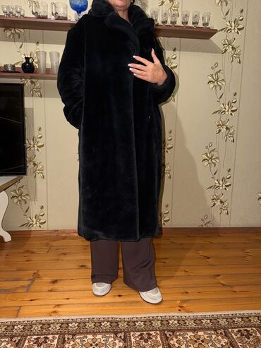 kurkler: Qadınlar üçün uzun qara kürk paltar. - Model: klassik düz kəsim