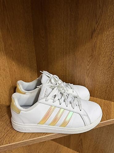 Qadın ayaqqabıları: Adidas ağ rəngli idman ayaqqabısı - Model: Adidas Court/Grand Court — 5