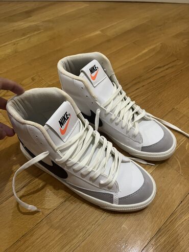 Botinkalar: 40-41 kişi üçündür nike jordan.vp nömrəsi 0556127514