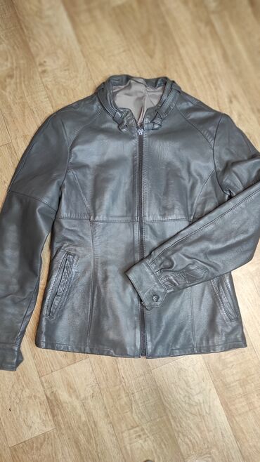 Б/у женская кожаная куртка серого цвета 44-46 размер