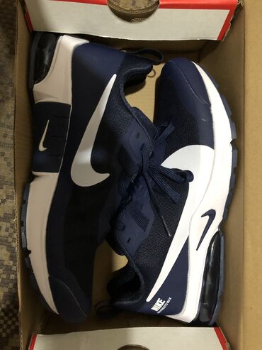 мужские кроссовки 41: Новые Nike . Цвет темно синий размер 41 подошва геловая Американец