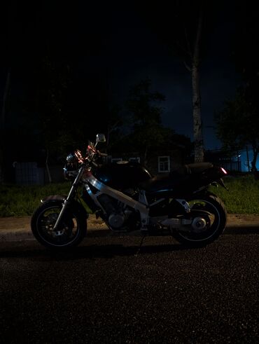 Мотоциклы: Мотоцикл с классическим дизайном, выполненный в черном цвете. Оснащен — 11