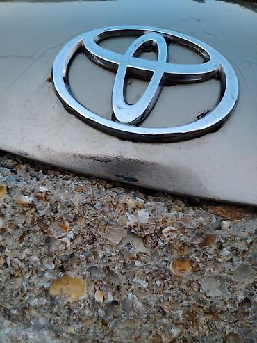 qazel kapotu: Bu, boz rəngdə "Toyota" markalı avtomobil kapotudur. Kapotun üzərində — 3