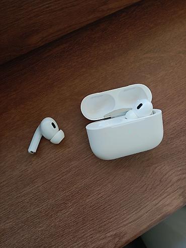 Apple AirPods Pro (ağ) – simsiz qulaqlıq və şarj qutusu