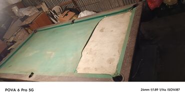 Nərdlər: Yaşıl süfrəli, qəhvəyi taxta çərçivəli bilyard stolu. Stolun dörd