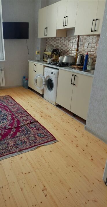 Mağazalar: Bina 28 may küçəsində yerləşir Ev binanın 3 cü mərtəbəsində yerləşir — 22